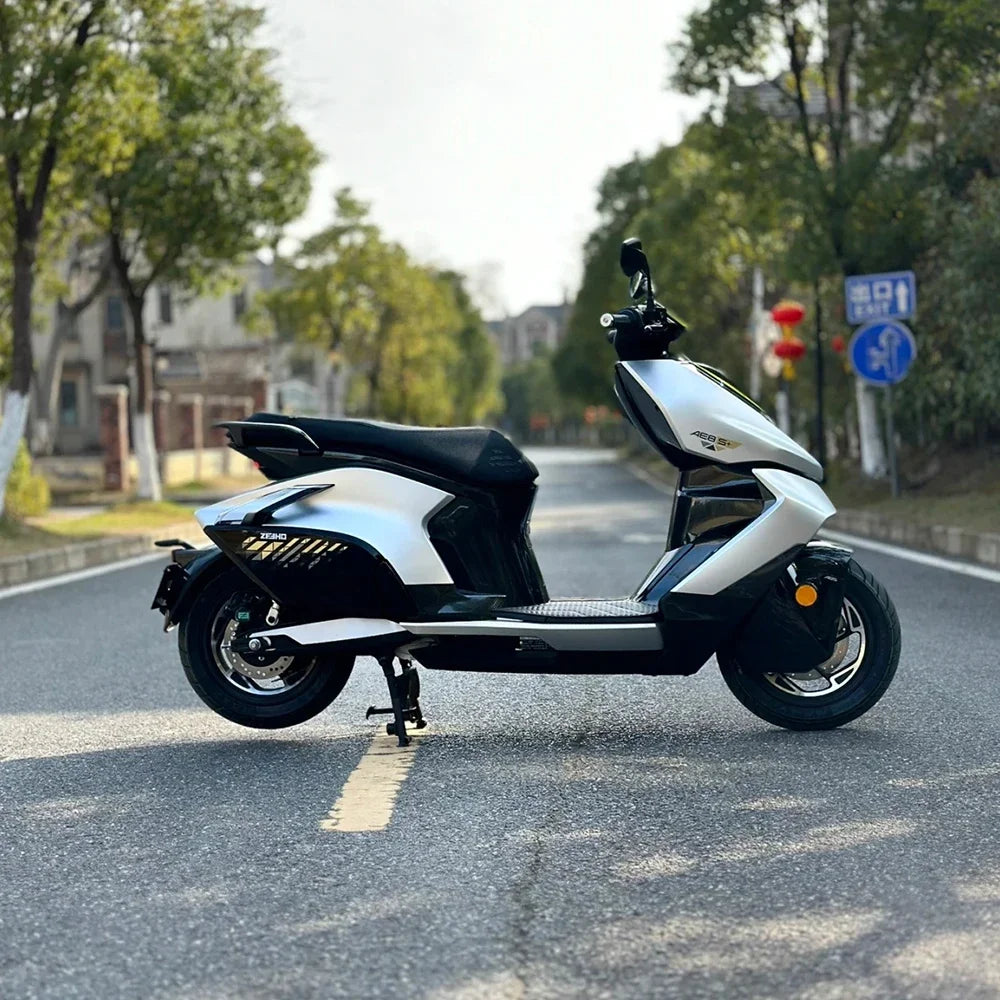 2024 Zeeho Electric Racing motorcycle 12500W 69V Moped Scooter 64AH Removable Dual Battery 110Km/h 220KM Fast Charging Ebike